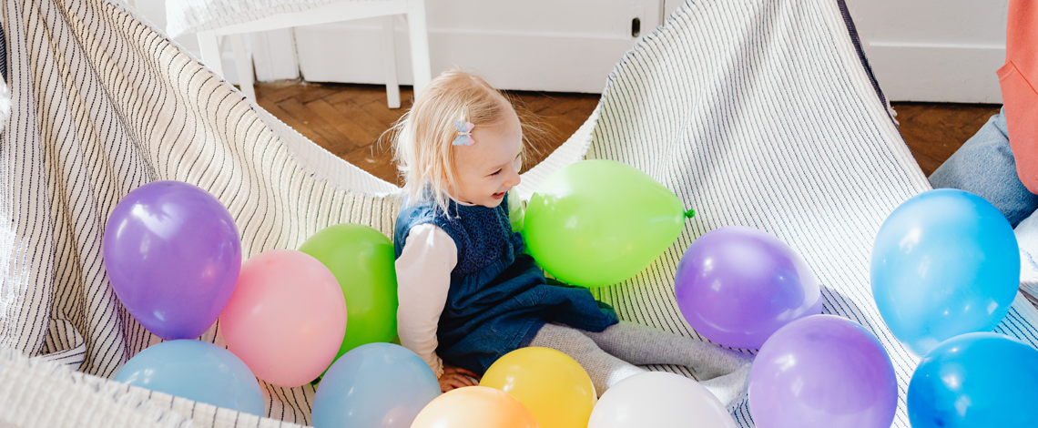 Child-playing-with-balloons